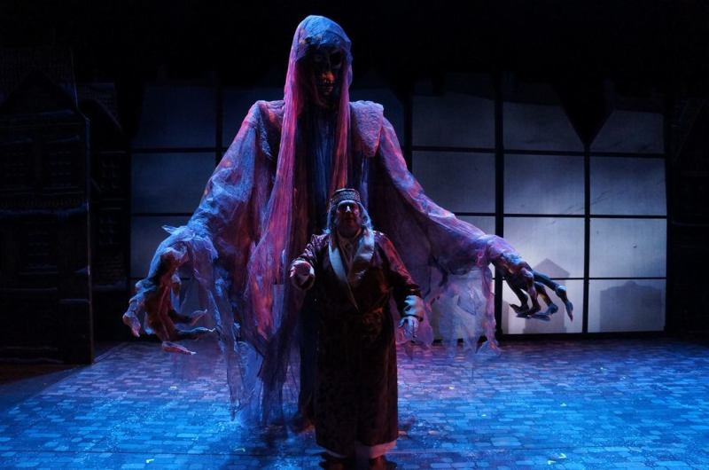 Larger-than-life national tour 'Christmas Carol' plays two shows at ROH