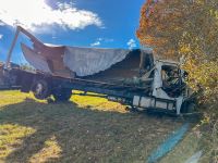 Driver of box truck hurt after veering of I-95, crashing into trees